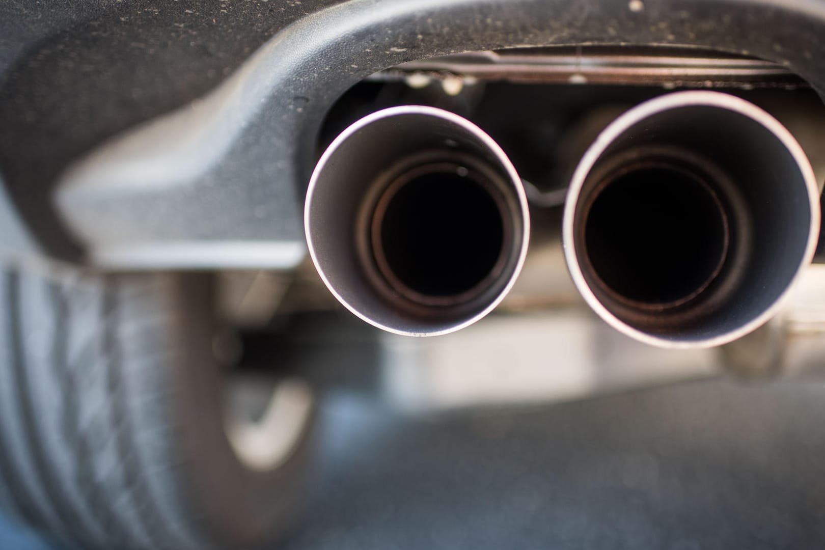 Auspuff eines Schummeldiesels: Damit sich Skandale wie um Volkswagen nicht wiederholen, hat die EU-Kommission neue Regeln auf den Weg gebracht.