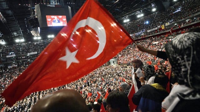 Im Mai 2014 wurde der damalige türkische Ministerpräsident Recep Tayip Erdogan in der Lanxess-Arena in Köln von seinen Anhängern gefeiert. Im Mai 2014 wurde der damalige türkische Ministerpräsident Recep Tayip Erdogan in der Lanxess-Arena in Köln von seinen Anhängern gefeiert.