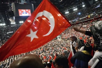 Im Mai 2014 wurde der damalige türkische Ministerpräsident Recep Tayip Erdogan in der Lanxess-Arena in Köln von seinen Anhängern gefeiert.