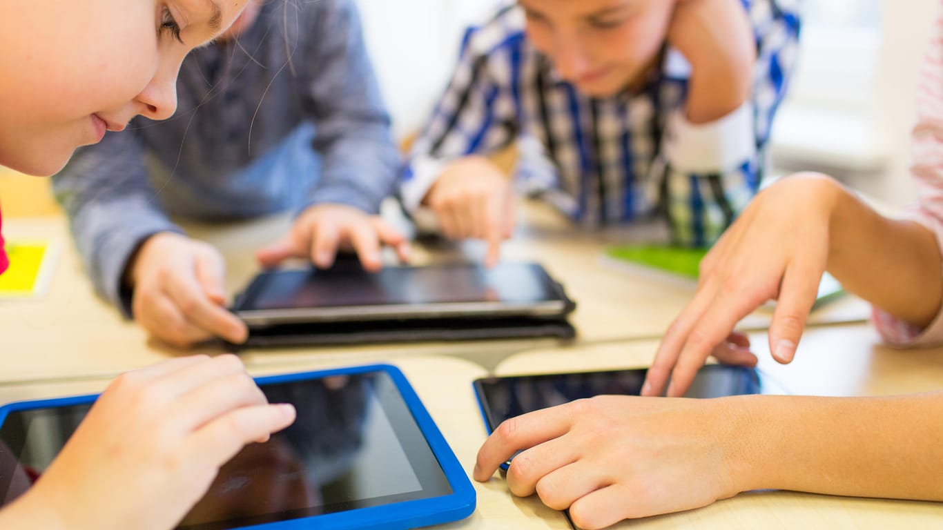 Kinder mit Tablets: Gerade Free-to-Play-Apps erzeugen bei Kindern einen Druck zu In-App-Käufen.