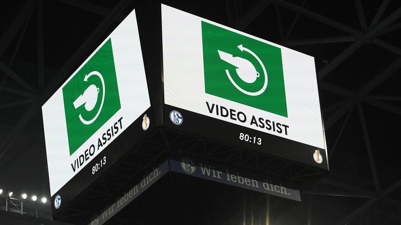Umstritten: Das Symbol für den Videobeweis auf dem Anzeigewürfel beim DFB-Pokal-Halbfinale zwischen Schalke und Frankfurt.