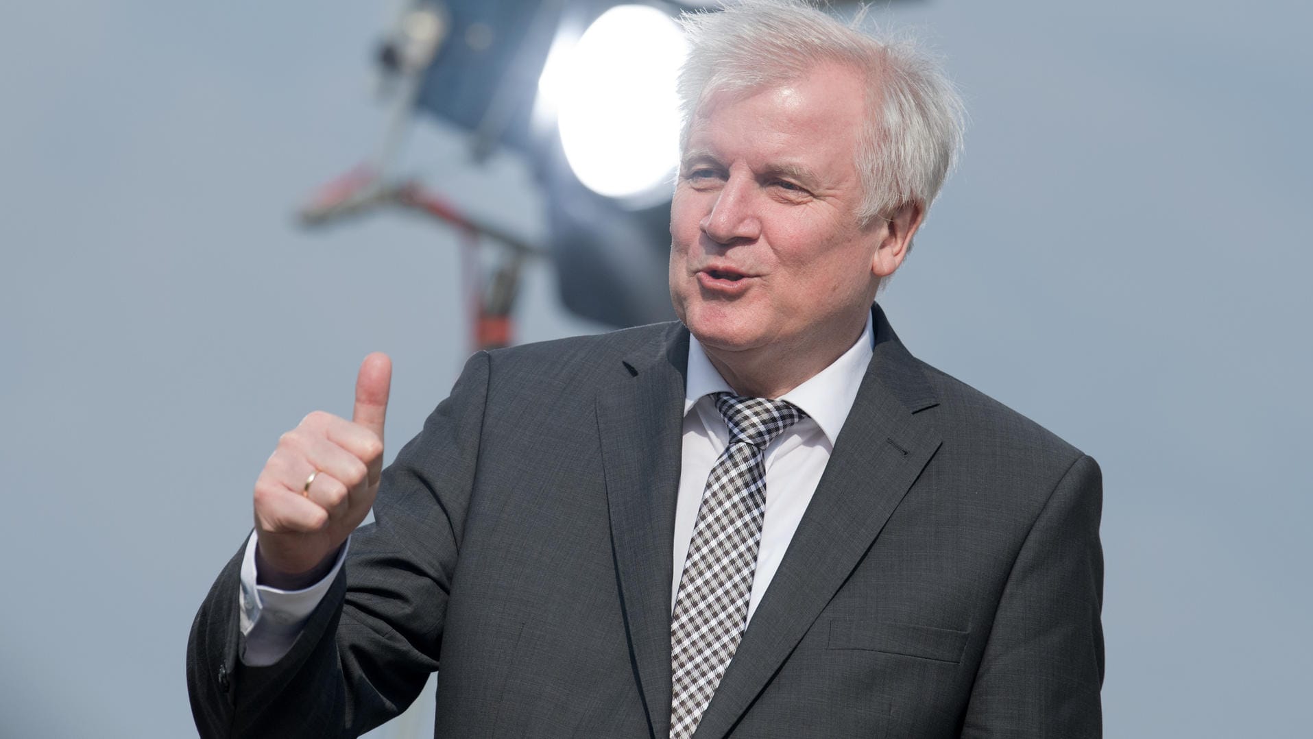 Horst Seehofer (CSU) bei der Kabinettssitzung im Schloss Meseberg: Der Innenminister hat bestätigt, dass in den nächsten zwei Jahren mehr als 10.000 Flüchtlinge nach Deutschland kommen.