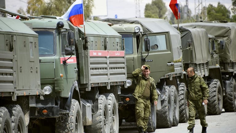 Russische Militärpolizisten stehen neben Militärfahrzeugen in der Region Ost-Ghuta in der Nähe der Stadt Duma: Die syrische Armee konnte mit russischer Unterstützung die Provinz einnehmen.