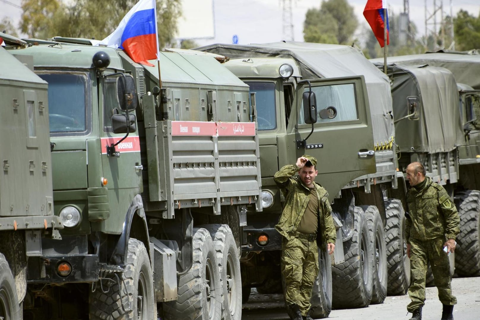 Russische Militärpolizisten stehen neben Militärfahrzeugen in der Region Ost-Ghuta in der Nähe der Stadt Duma: Die syrische Armee konnte mit russischer Unterstützung die Provinz einnehmen.