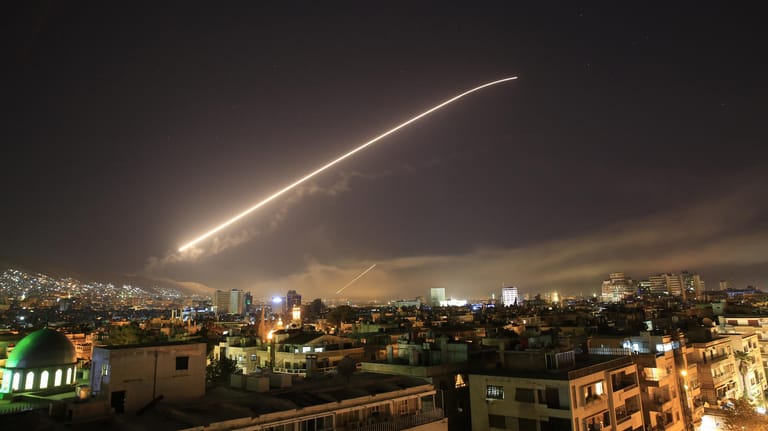 Ein Leuchtstreif ist nach einem Luftangriff am Himmel über Damaskus zu sehen: Die USA, Frankreich und Großbritannien reagierten mit Militärschlägen auf einen mutmaßlichen Chemiewaffeneinsatz des Assad-Regimes.