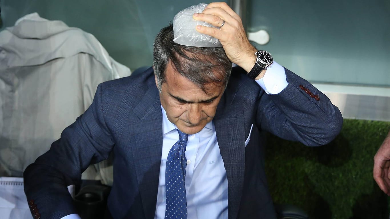 Schockierende Szenen: Besiktas-Trainer Senol Günes wurde von einem Gegenstand am Kopf getroffen.