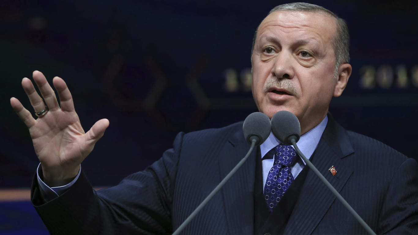 Recep Tayyip Erdogan bei einer Zeremonie für die Ernennung von Richtern: Durch die bevorstehenden Wahlen in der Türkei und mögliche Auftritte türkischer Politiker in Deutschland, steht das deutsch-türkische Verhältnis vor einer neuen Belastungsprobe.
