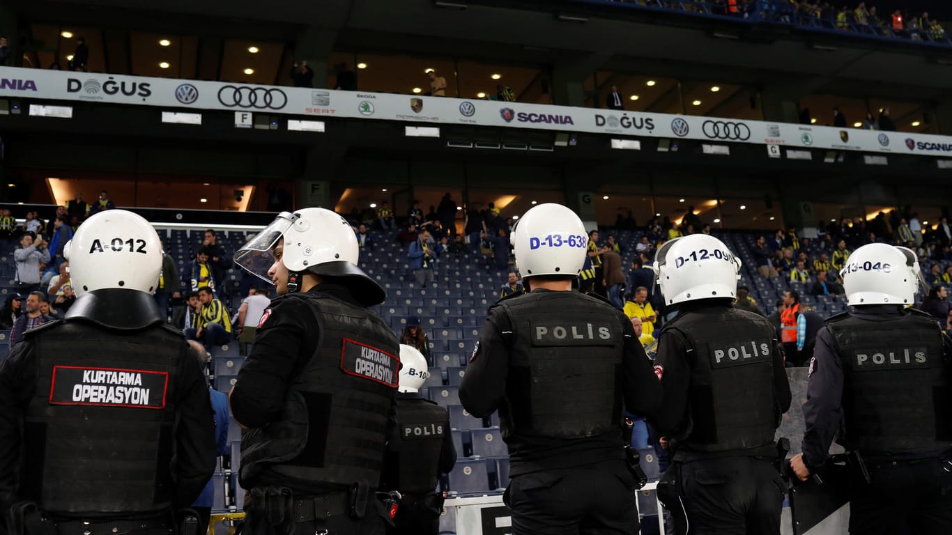 Polizisten im Stadion: Das Spiel endete im Chaos.