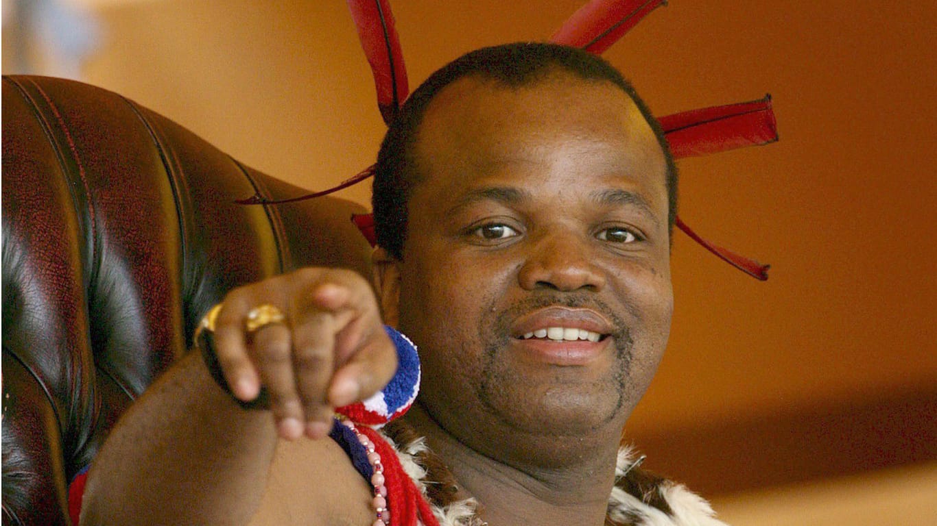 König Mswati III. von Swasiland zeigt mit seinem Finger in die Kamera: Der König von Swasiland hat sich entschlossen, den Staat in eSwatini umzubennenen. (Archivbild)