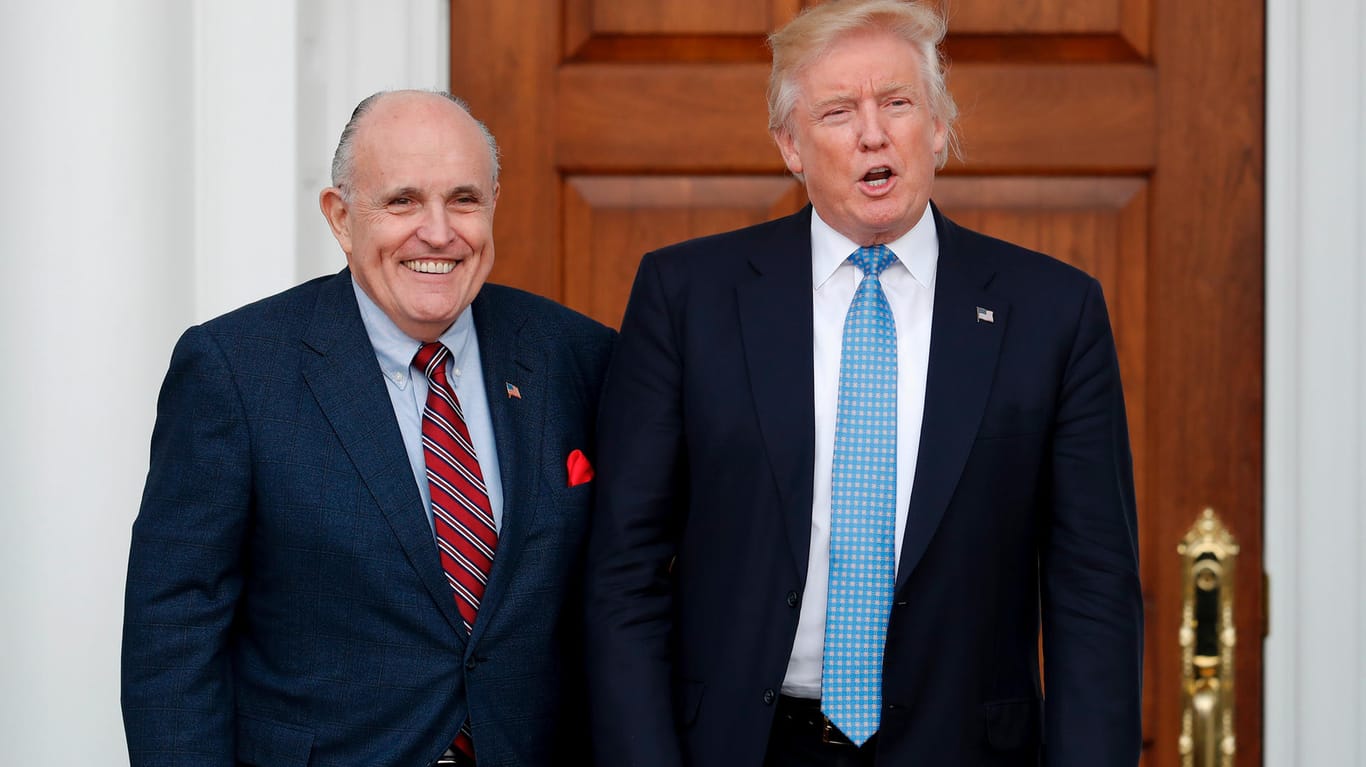 Rudy Giuliani und Donald Trump im November 2016: Der frühere New Yorker Bürgermeister wird künftig zu Trumps Anwaltsteam gehören.