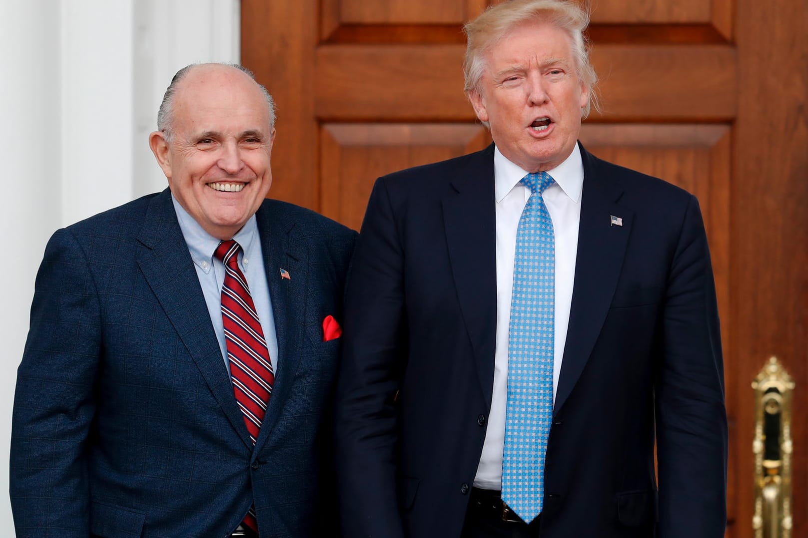 Rudy Giuliani und Donald Trump im November 2016: Der frühere New Yorker Bürgermeister wird künftig zu Trumps Anwaltsteam gehören.