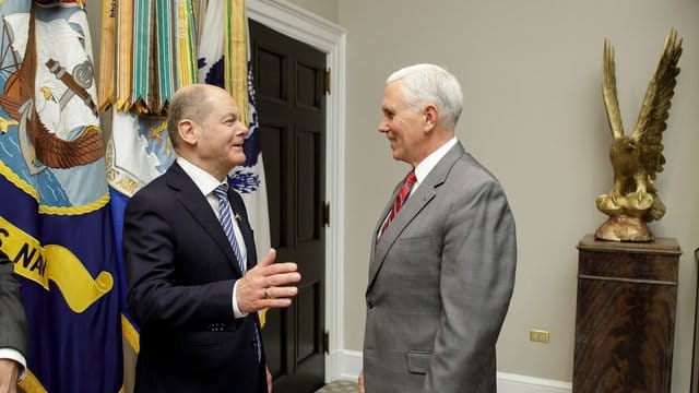 Scholz (l), der sich wegen der Frühjahrstagung des IWF in Washington aufhält, sprach nach dem Gespräch mit Pence vom "Geist der transatlantischen Partnerschaft". Scholz (l), der sich wegen der Frühjahrstagung des IWF in Washington aufhält, sprach nach dem Gespräch mit Pence vom "Geist der transatlantischen Partnerschaft".