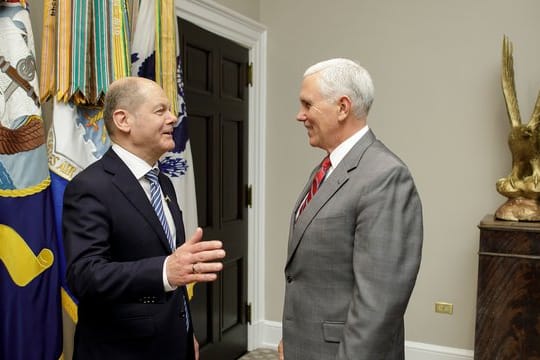 Scholz (l), der sich wegen der Frühjahrstagung des IWF in Washington aufhält, sprach nach dem Gespräch mit Pence vom "Geist der transatlantischen Partnerschaft".