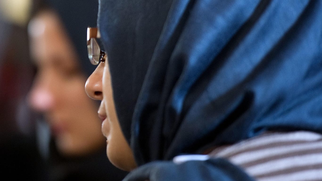 Eine Frau mit Kopftuch wendet den Kopf nach vorne: Nachdem eine Muslimin bei ihrer Einbürgerungszeremonie den Handschlag verweigert hatte, darf sie nicht Französin werden – das entschied ein französisches Gericht. (Symboldbild)