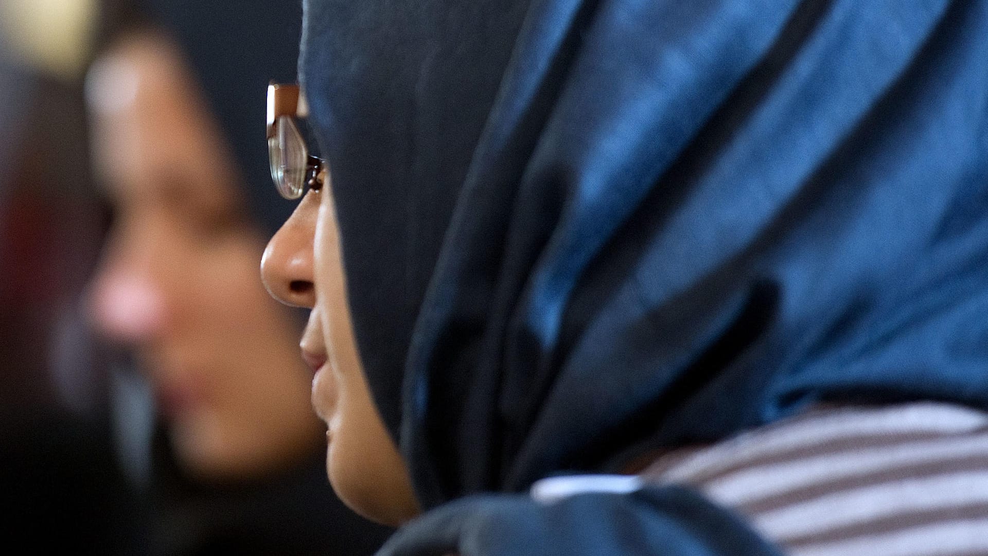 Eine Frau mit Kopftuch wendet den Kopf nach vorne: Nachdem eine Muslimin bei ihrer Einbürgerungszeremonie den Handschlag verweigert hatte, darf sie nicht Französin werden – das entschied ein französisches Gericht. (Symboldbild) Eine Frau mit Kopftuch wendet den Kopf nach vorne: Nachdem eine Muslimin bei ihrer Einbürgerungszeremonie den Handschlag verweigert hatte, darf sie nicht Französin werden – das entschied ein französisches Gericht. (Symboldbild)