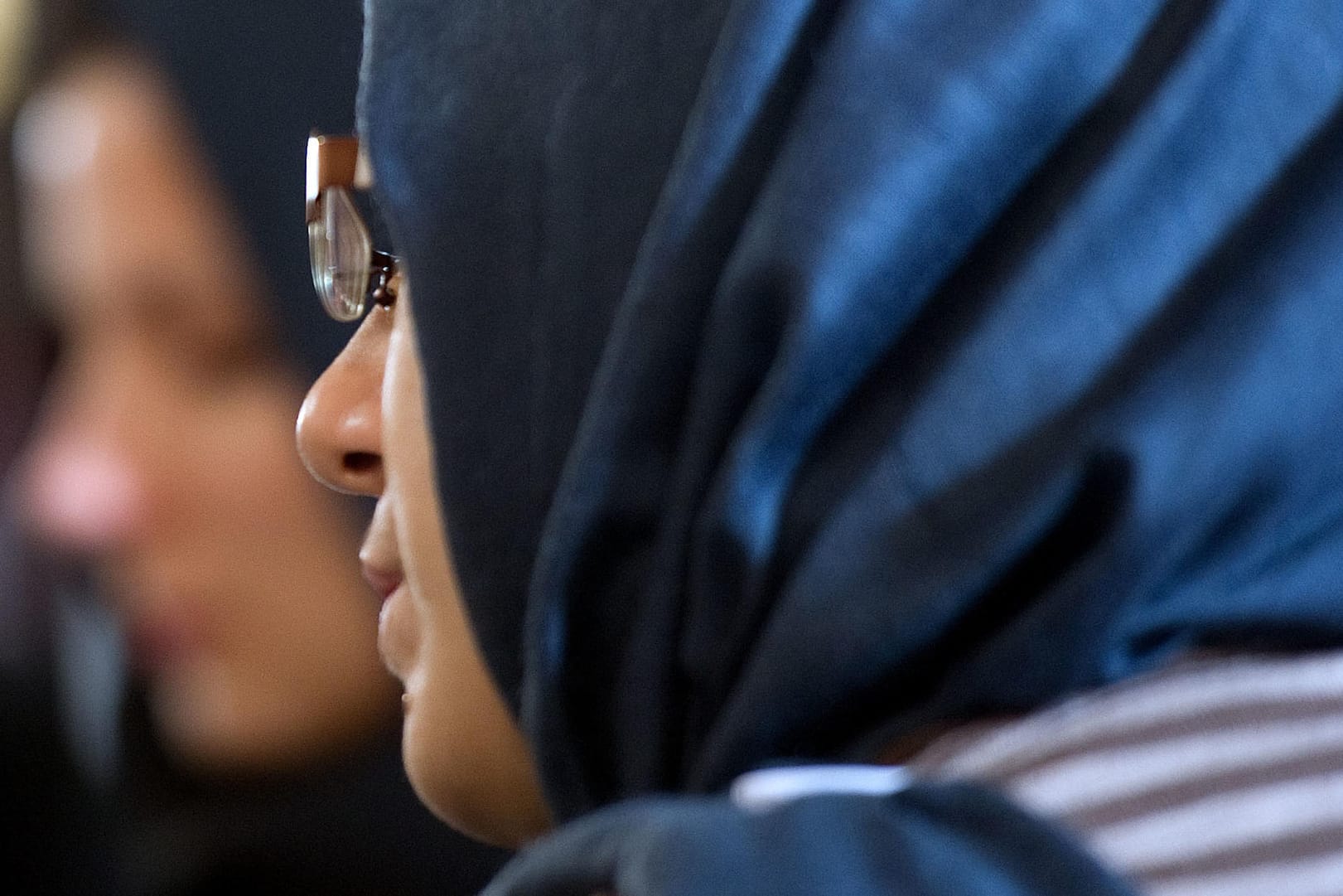 Eine Frau mit Kopftuch wendet den Kopf nach vorne: Nachdem eine Muslimin bei ihrer Einbürgerungszeremonie den Handschlag verweigert hatte, darf sie nicht Französin werden – das entschied ein französisches Gericht. (Symboldbild)