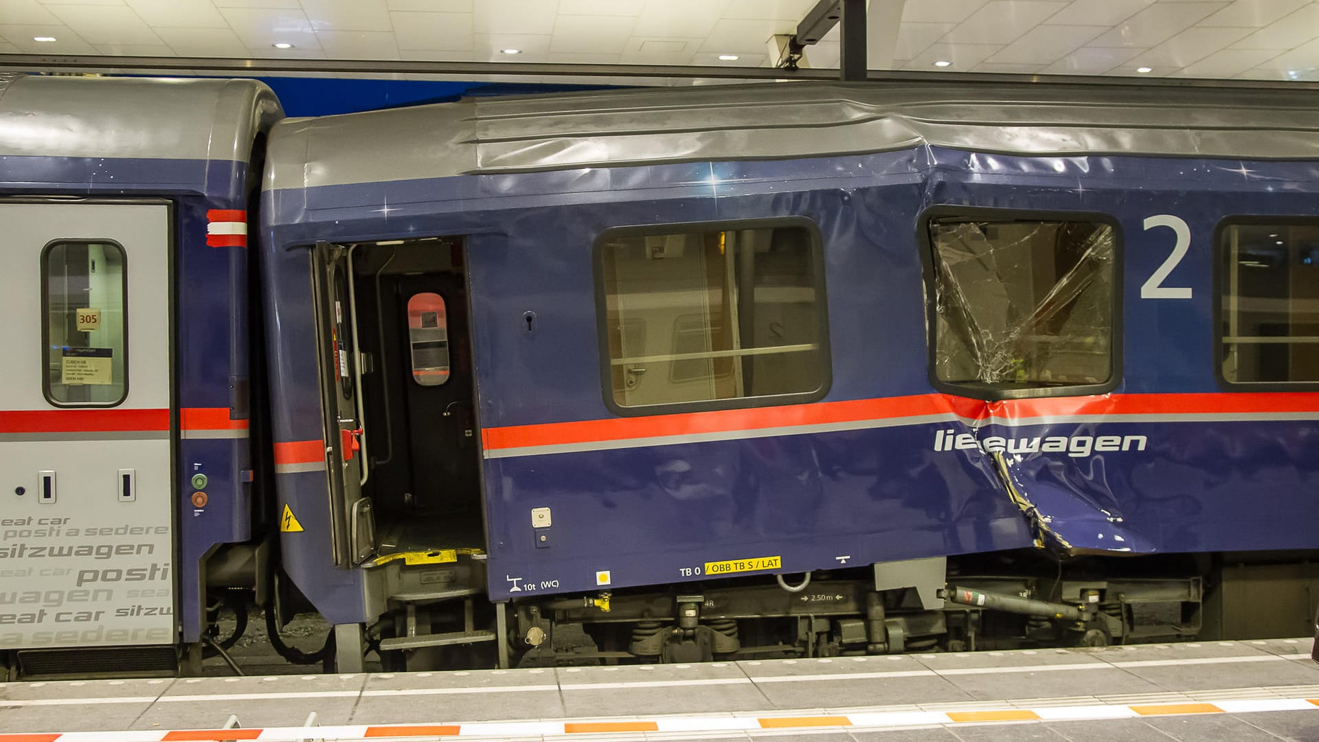 Ein eingeknickter Waggon an einem Bahnsteig im Salzburger Hauptbahnhof: Bei einem Zugunfall wurden Dutzende Menschen verletzt.