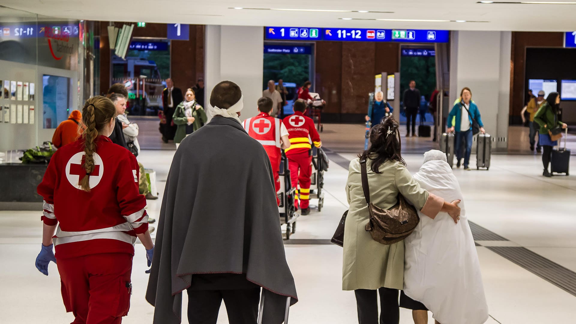 Sanitäter und verletzte Zugpassagiere im Hauptbahnhof Salzburg: Schwerverletzte gibt es offenbar nicht.