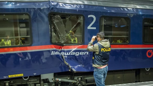 Ein Triebwagen soll auf einen Personenzug aufgefahren sein. Ein Triebwagen soll auf einen Personenzug aufgefahren sein.