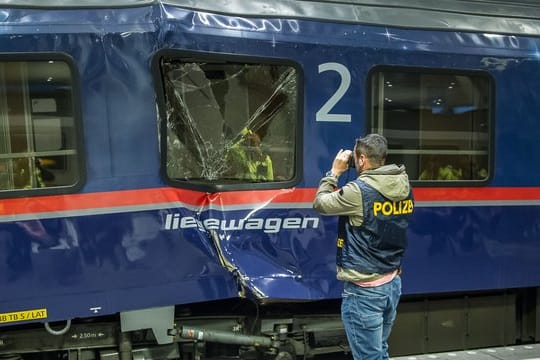 Ein Triebwagen soll auf einen Personenzug aufgefahren sein.