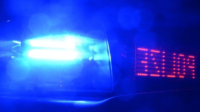 Auch in Anwesenheit der Polizei riefen einige aus der Gruppe ausländerfeindliche Parolen. Auch in Anwesenheit der Polizei riefen einige aus der Gruppe ausländerfeindliche Parolen.