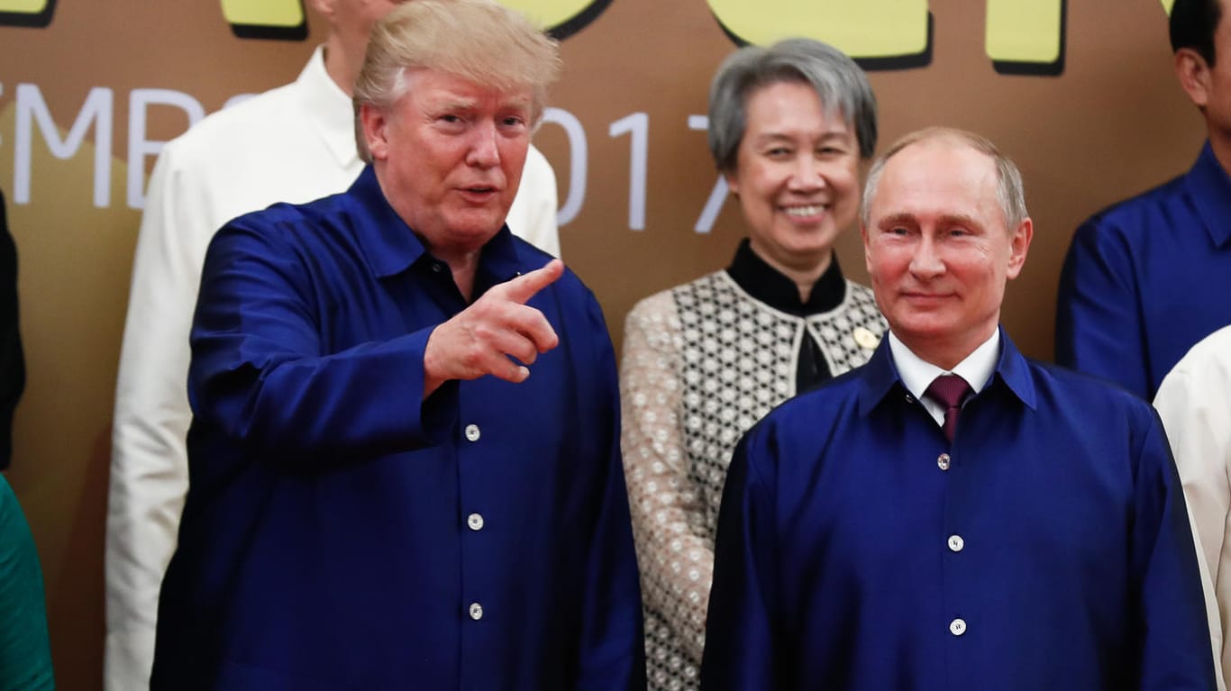 US-Präsident Donald Trump und der russische Präsident Wladimir Putin bei einem Besuch in Vietnam: Putin soll gegenüber Trump einmal von den russischen Prostituierten geschwärmt haben.
