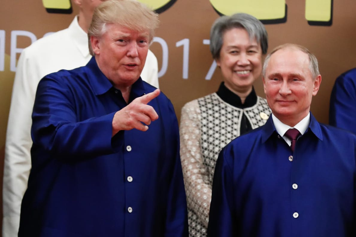 US-Präsident Donald Trump und der russische Präsident Wladimir Putin bei einem Besuch in Vietnam: Putin soll gegenüber Trump einmal von den russischen Prostituierten geschwärmt haben.