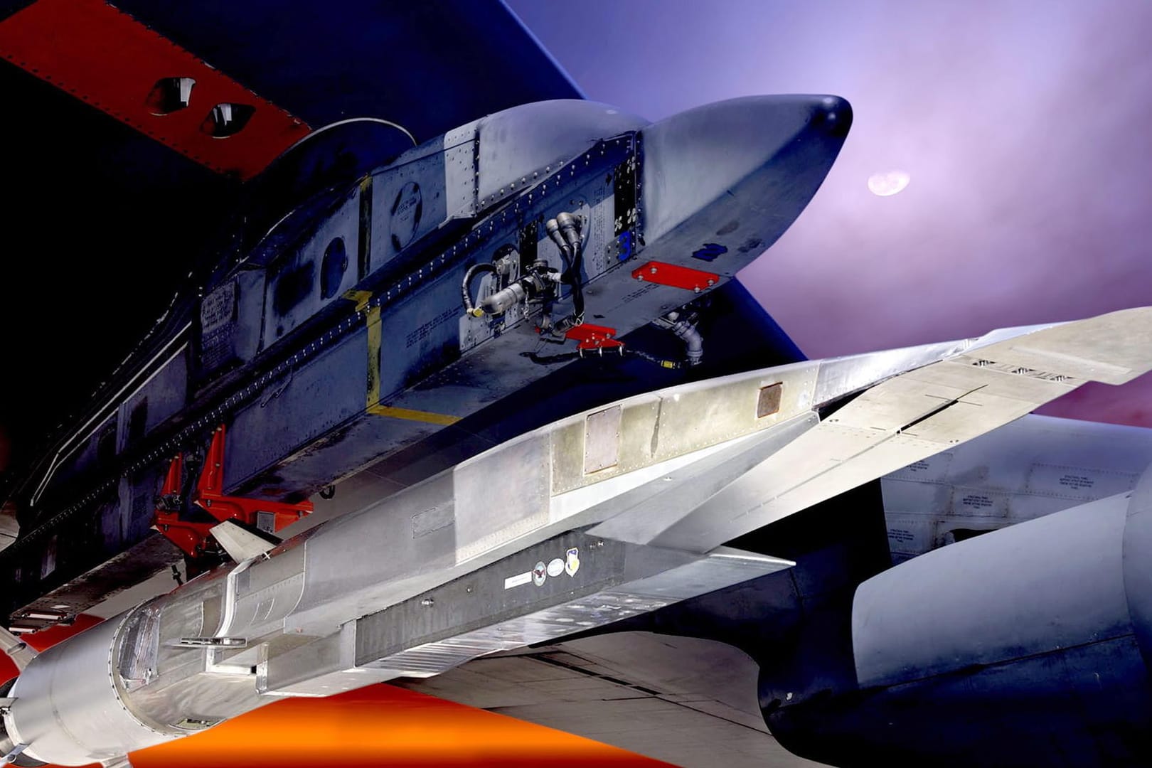Das undatierte Handout der US-amerikanischen Luftwaffe zeigt den Hyperschalljet X-51A Waverider unter den Tragflächen einer B-52: Die US-Luftwaffe investiert in die Entwicklung einer Hyperschallrakete.