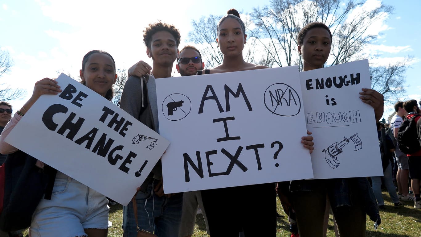 "Am I Next?" – "Bin ich die Nächste?" fragt das Schild einer Schülerin, die mit anderen Jugendlichen für eine Verschärfung des Waffenrechts in den USA demonstriert: In den USA ist eine Studie veröffentlicht worden, die die rasante Zunahme von Schießereien an US-Schulen belegt.