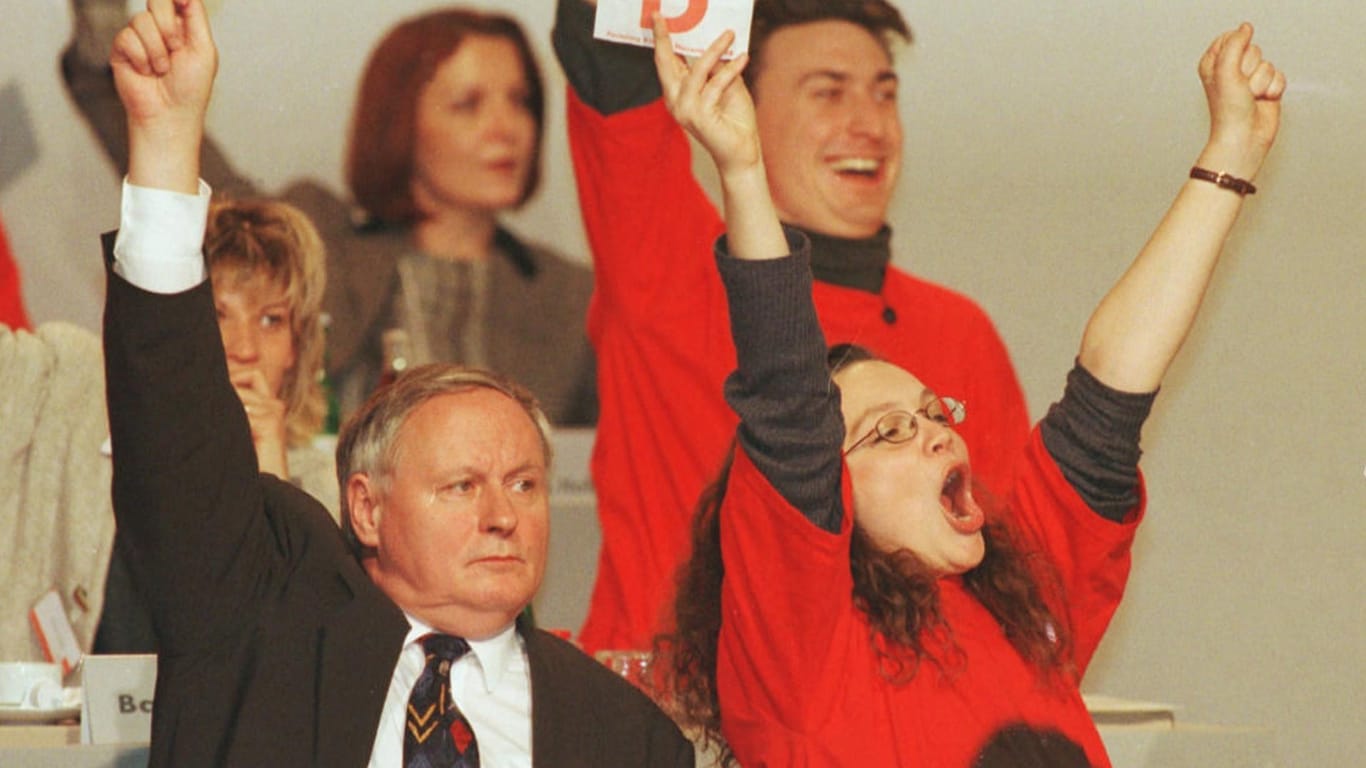 Jubel bei der Juso-Vorsitzenden Andrea Nahles bei einem SPD-Jugendparteitag 1996. Neben ihr: der damalige SPD-Chef Oskar Lafontaine.