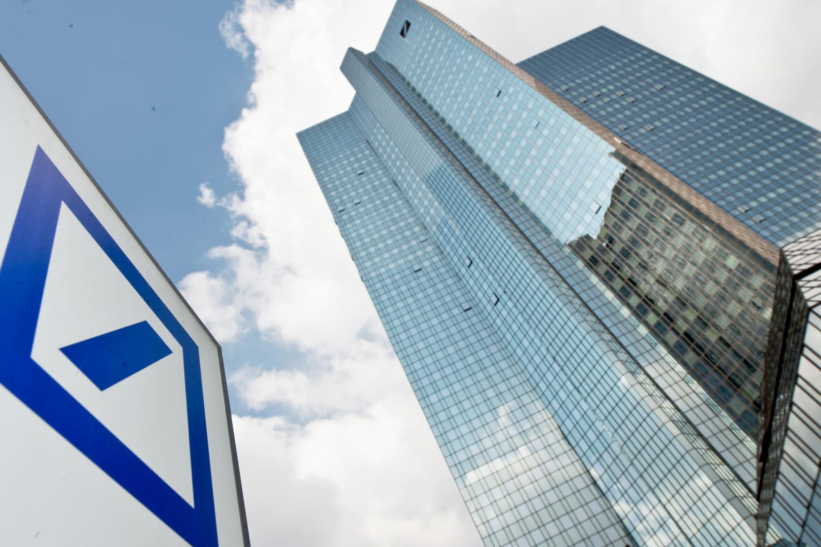 Deutsche-Bank-Zentrale: Die Deutsche Bank hat aus Versehen eine große Summe in Milliardenhöhe überwiesen. Deutsche-Bank-Zentrale: Die Deutsche Bank hat aus Versehen eine große Summe in Milliardenhöhe überwiesen.