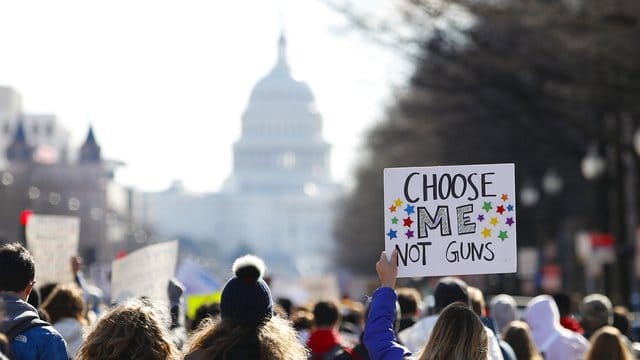 Die Schüler werfen der Politik vor, dass sie trotz vieler Versprechen keine durchgreifenden Änderungen der Waffengesetze durchgesetzt hat. Die Schüler werfen der Politik vor, dass sie trotz vieler Versprechen keine durchgreifenden Änderungen der Waffengesetze durchgesetzt hat.