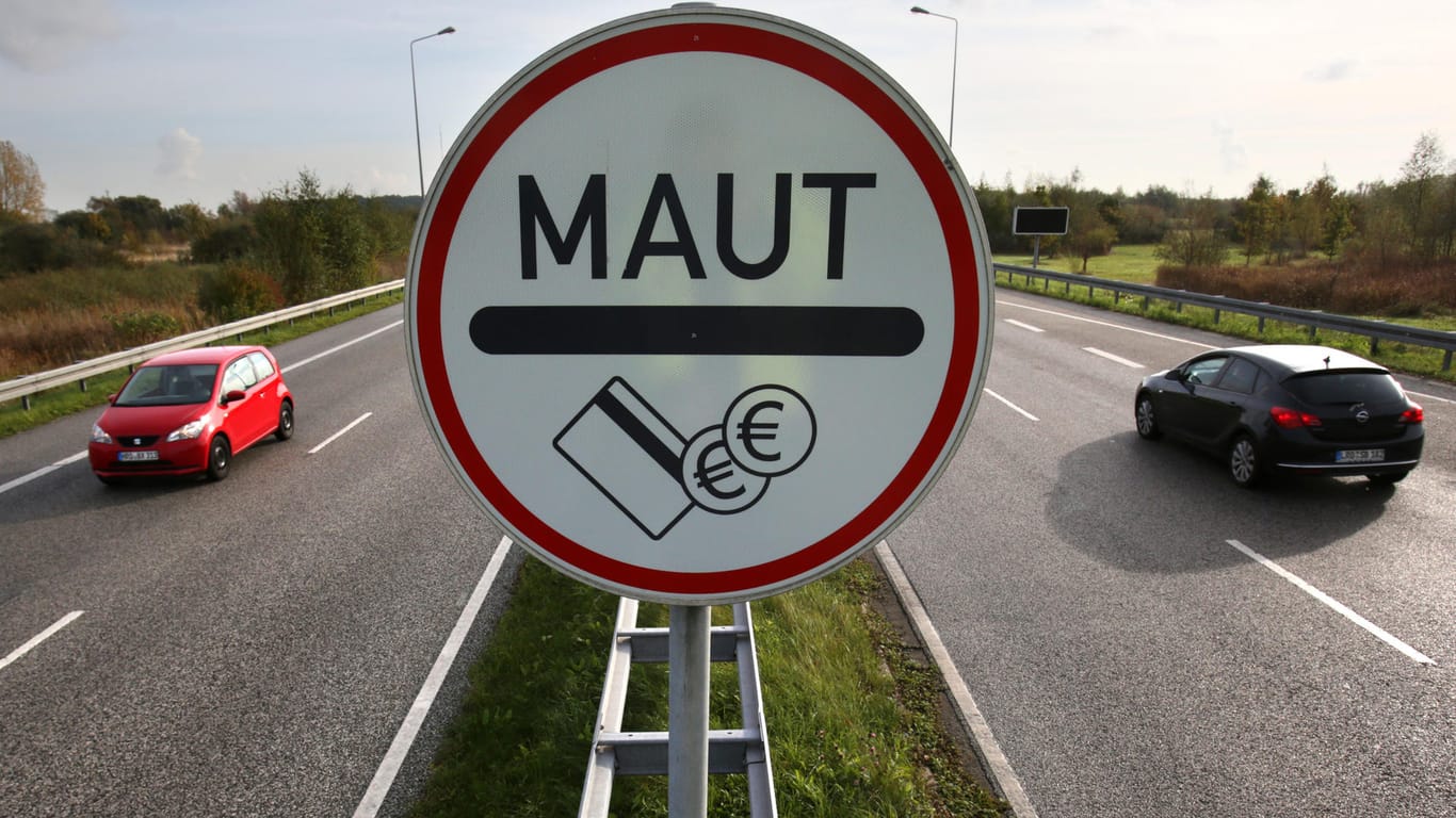 Ein Maut-Schild an einer Zufahrtstraße zum Warnowtunnel in Rostock: Die EU will Deutschland von einer europaweiten Mautlösung überzeugen.