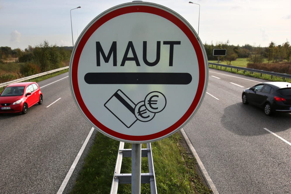 Ein Maut-Schild an einer Zufahrtstraße zum Warnowtunnel in Rostock: Die EU will Deutschland von einer europaweiten Mautlösung überzeugen.