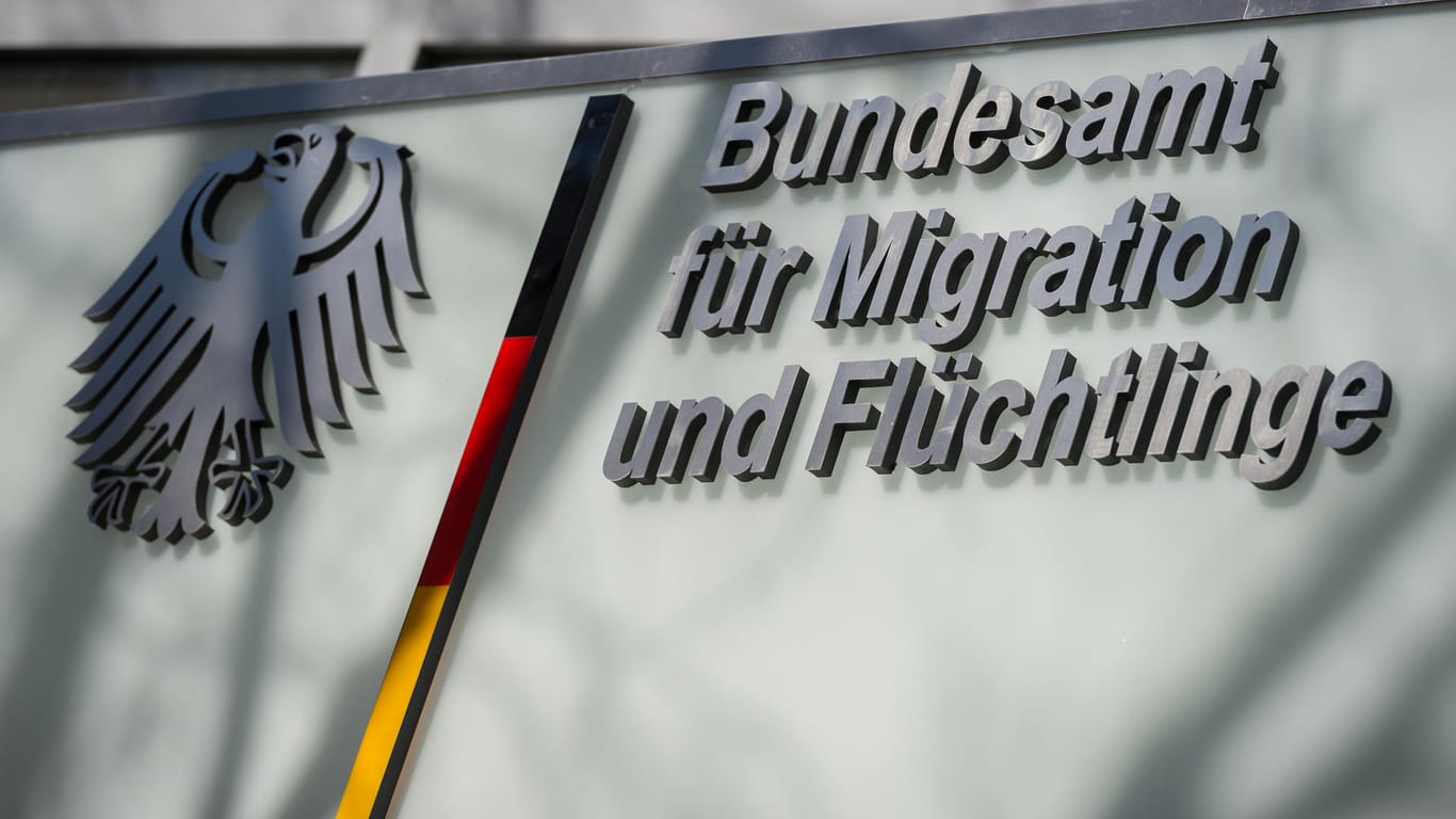 Das Logo des Bundesamts für Migration und Flüchtlinge (BAMF) in Berlin: Einem Medienbericht zufolge soll eine Mitarbeiterin Asylbescheide unrechtmäßig positiv beschieden haben.