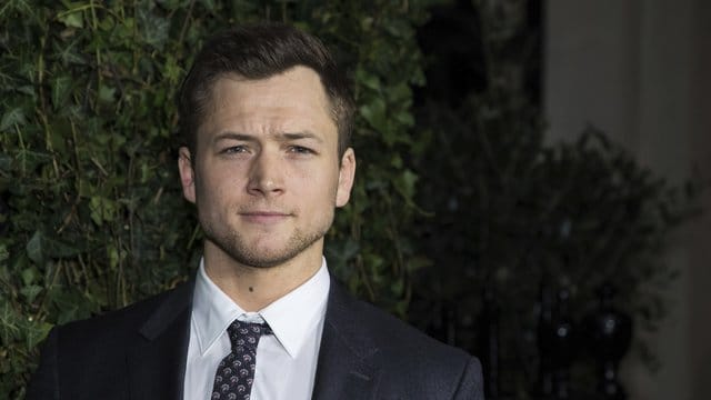 Der Schauspieler Taron Egerton wird zum "Rocketman".