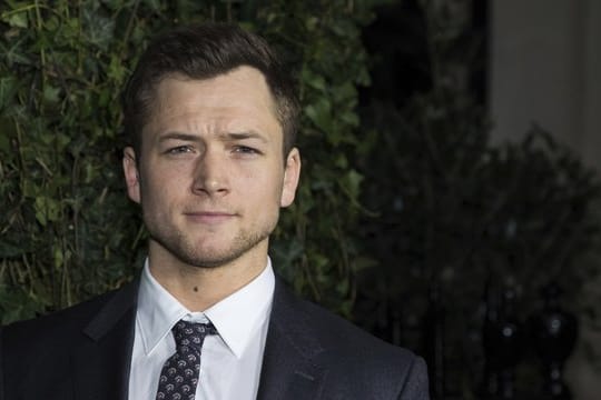 Der Schauspieler Taron Egerton wird zum "Rocketman".