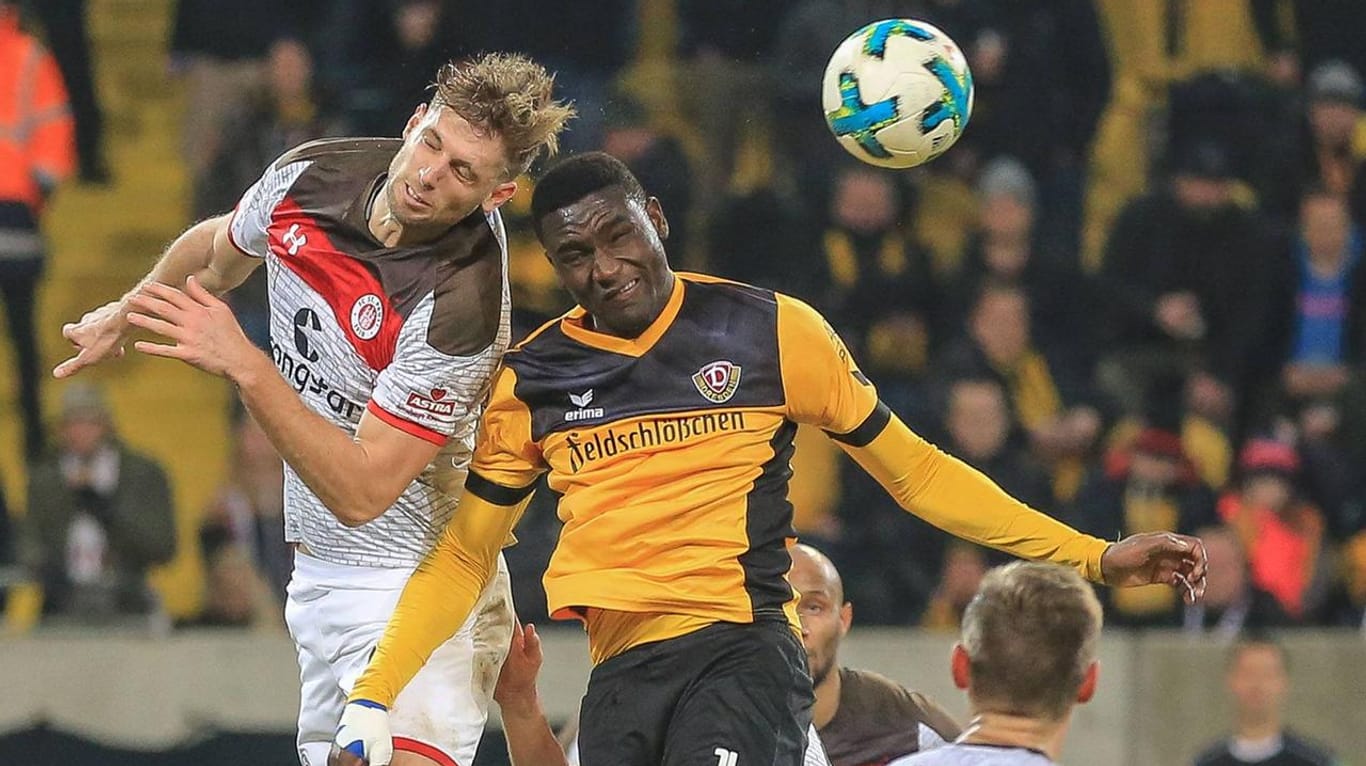 Lasse Sobiech (l.) im Kopfball-Duell mit Dresdens Peniel Mlapa: Sein Klub FC St. Pauli muss um den Klassenerhalt zittern.