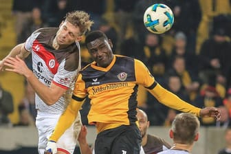 Lasse Sobiech (l.) im Kopfball-Duell mit Dresdens Peniel Mlapa: Sein Klub FC St. Pauli muss um den Klassenerhalt zittern.