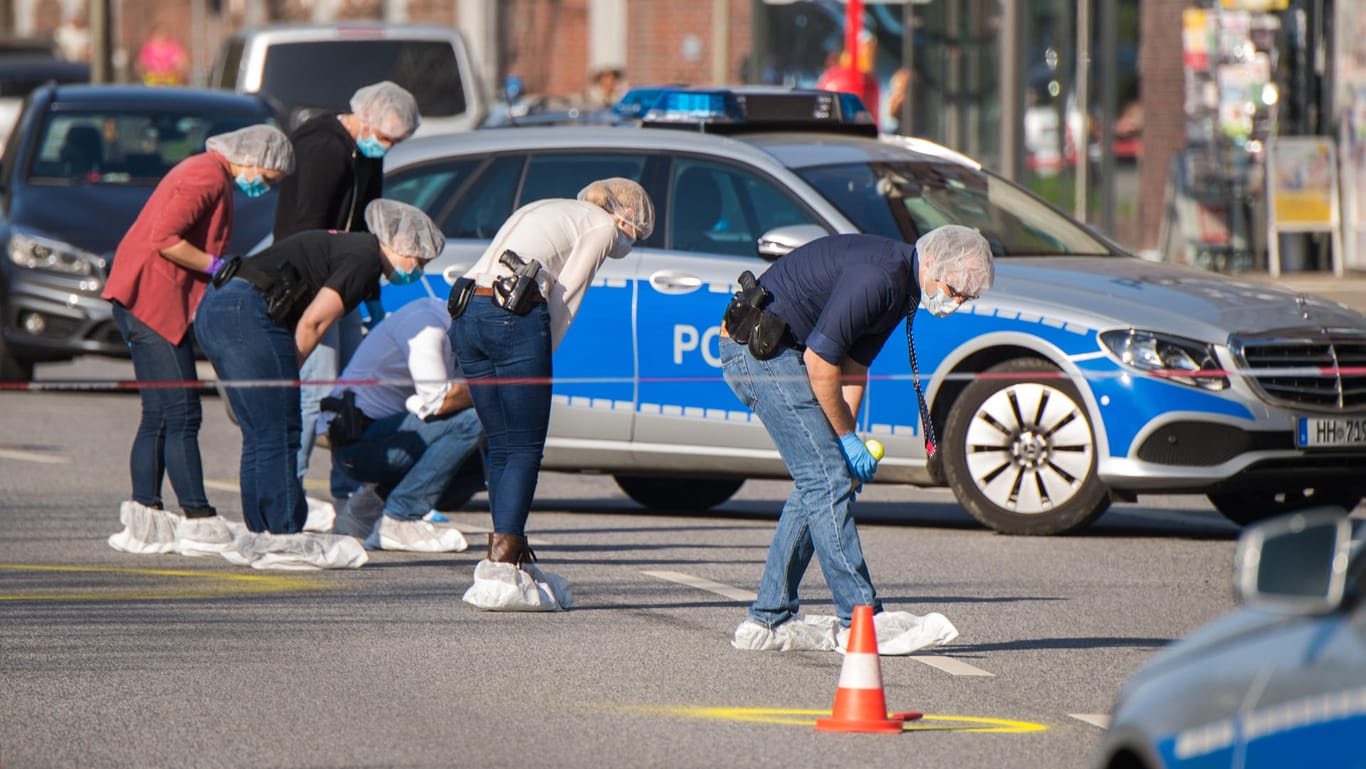 Polizisten sichern an einem Tatort im Hamburger Stadtteil Wandsbek Spuren: Die Polizei hat am Morgen einen Mann niedergeschossen, der zuvor Passanten und Polizisten mit einem Messer bedroht hat.