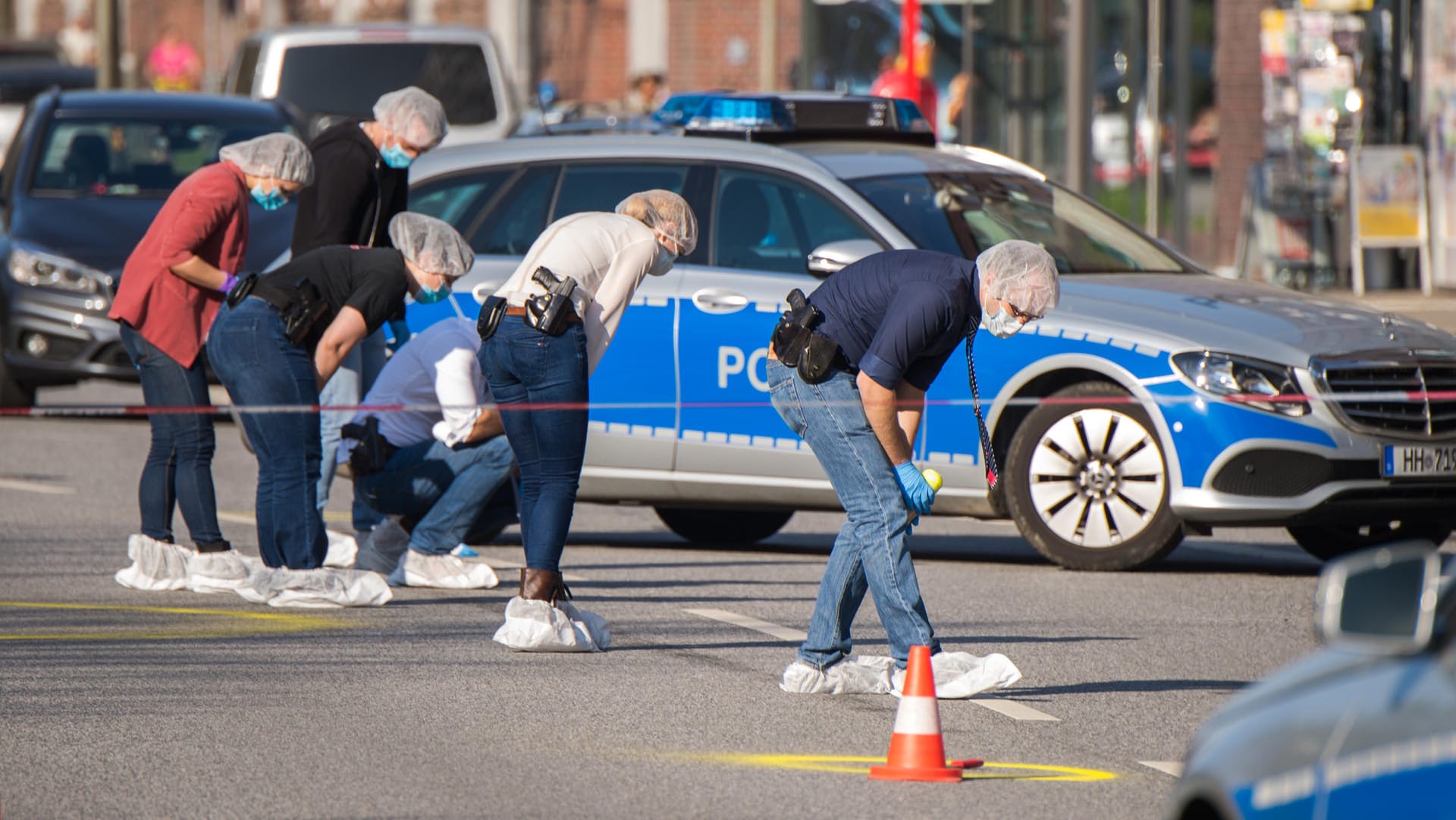 Polizisten sichern an einem Tatort im Hamburger Stadtteil Wandsbek Spuren: Die Polizei hat am Morgen einen Mann niedergeschossen, der zuvor Passanten und Polizisten mit einem Messer bedroht hat. Polizisten sichern an einem Tatort im Hamburger Stadtteil Wandsbek Spuren: Die Polizei hat am Morgen einen Mann niedergeschossen, der zuvor Passanten und Polizisten mit einem Messer bedroht hat.