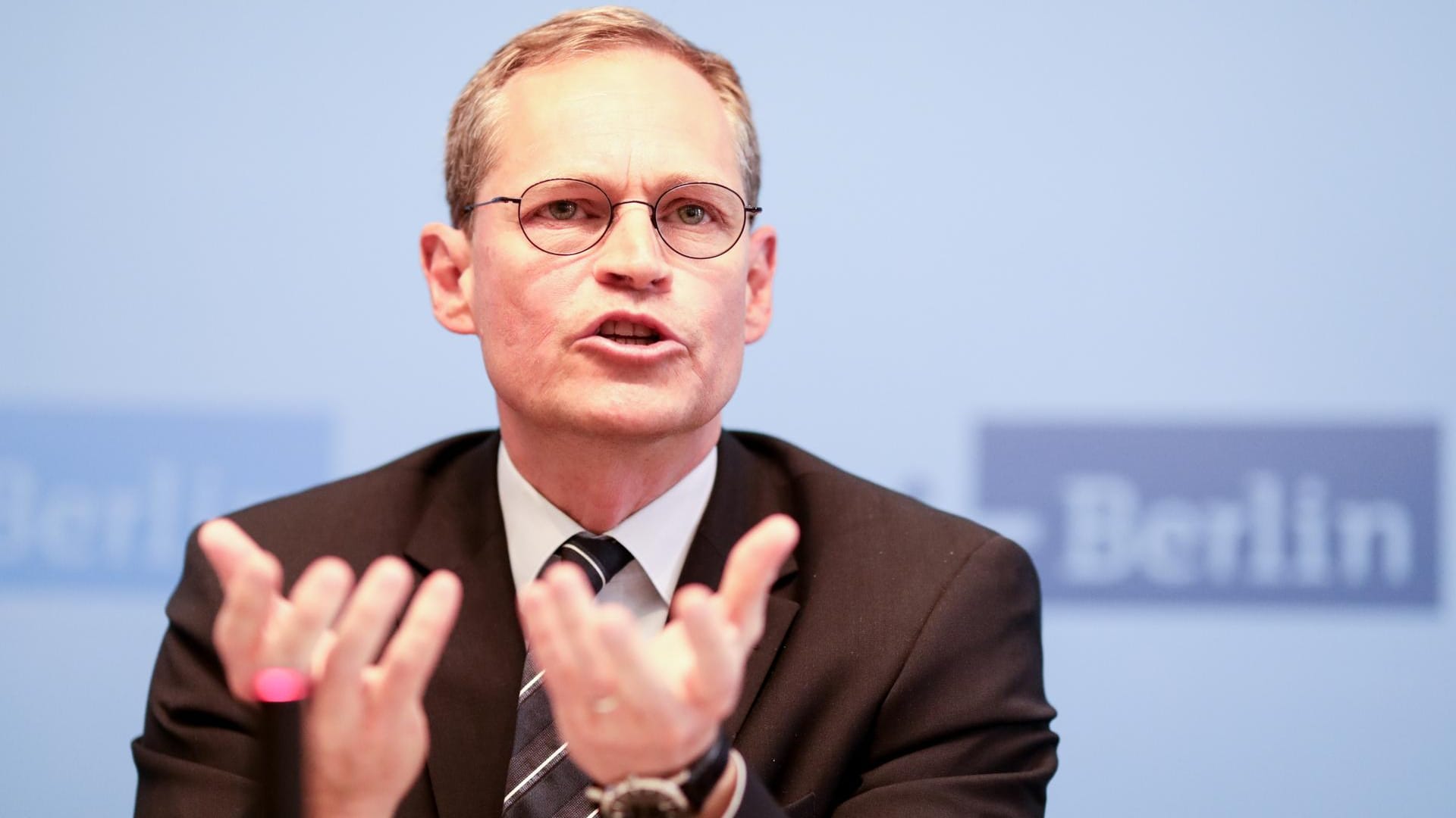 Berlins Regierender Bürgermeister Michael Müller (SPD) spricht auf einer Pressekonferenz im Roten Rathaus: Michael Müller hat einen zusätzlichen Feiertag für Berlin versprochen. (Archivbild)