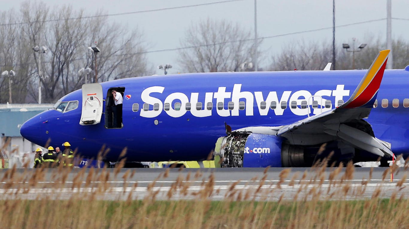 Ein Flugzeug der Fluglinie Southwest Airlines steht nach einer Notlandung auf der Landebahn des internationalen Flughafens von Philadelphia, nachdem ein Triebwerk explodiert ist: Nach dem Unglück ist bekannt geworden, dass es bereits Hinweise auf Probleme mit dem Triebwerk gab.