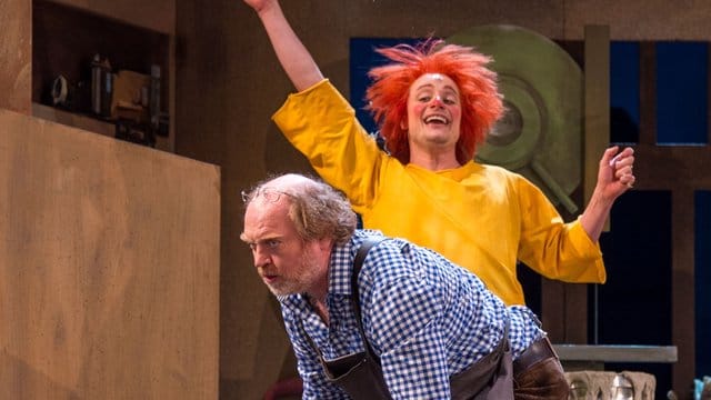 Pumuckl (Christian Schleinzer) ist bei Meister Eder (Ferdinand Dörfler) eingezogen und spielt ihm manchen Streich. Pumuckl (Christian Schleinzer) ist bei Meister Eder (Ferdinand Dörfler) eingezogen und spielt ihm manchen Streich.