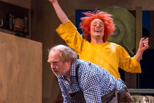Pumuckl (Christian Schleinzer) ist bei Meister Eder (Ferdinand Dörfler) eingezogen und spielt ihm manchen Streich.