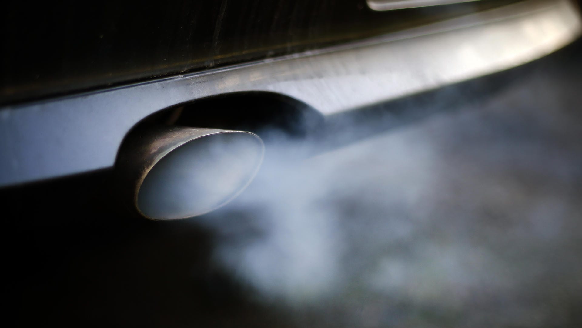 Qualm kommt aus einem Auspuffrohr: Bundesverkehrsminister Andreas Scheuer fordert eine Nachrüstung für Diesel. Qualm kommt aus einem Auspuffrohr: Bundesverkehrsminister Andreas Scheuer fordert eine Nachrüstung für Diesel.
