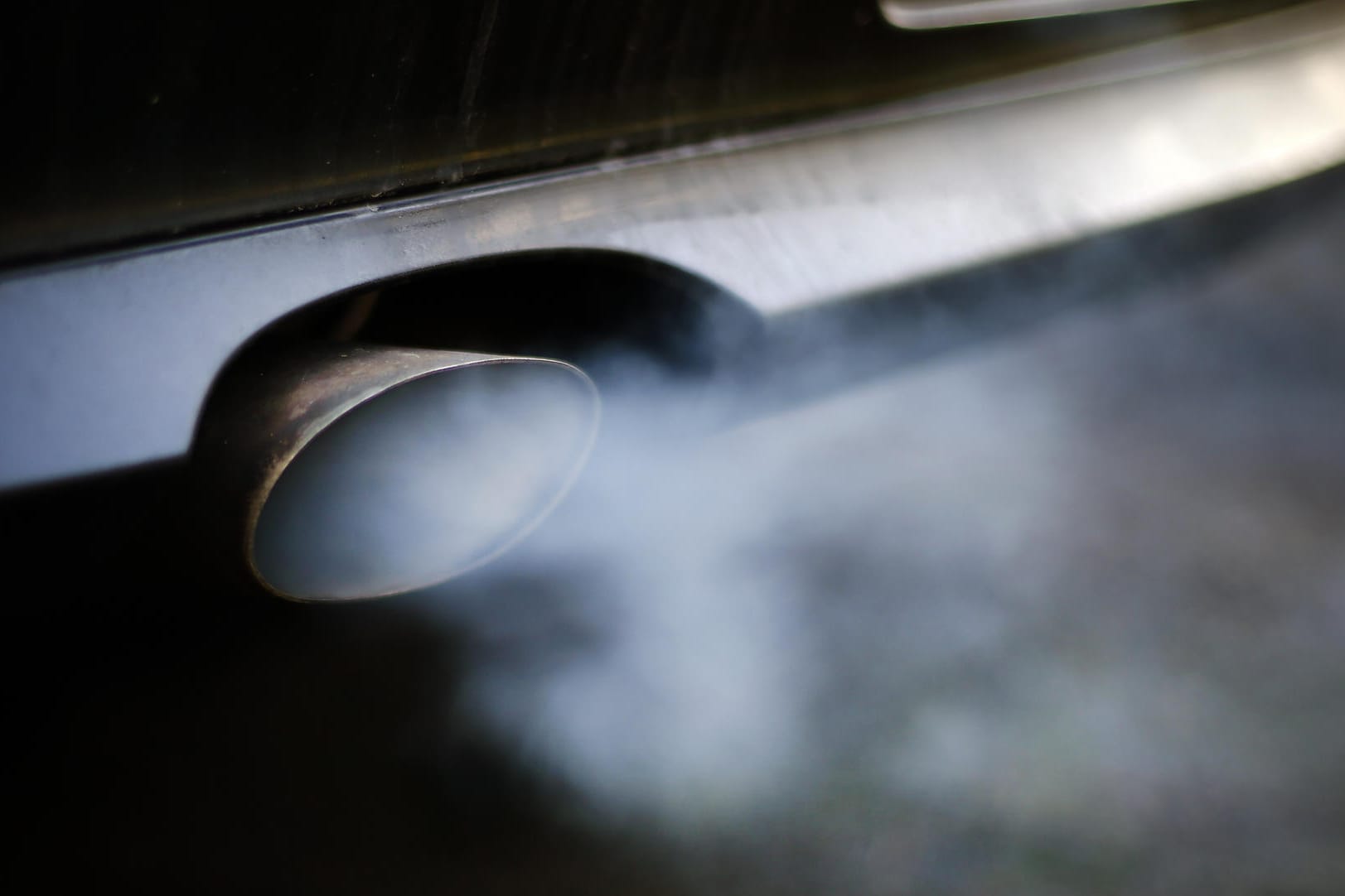 Qualm kommt aus einem Auspuffrohr: Bundesverkehrsminister Andreas Scheuer fordert eine Nachrüstung für Diesel.