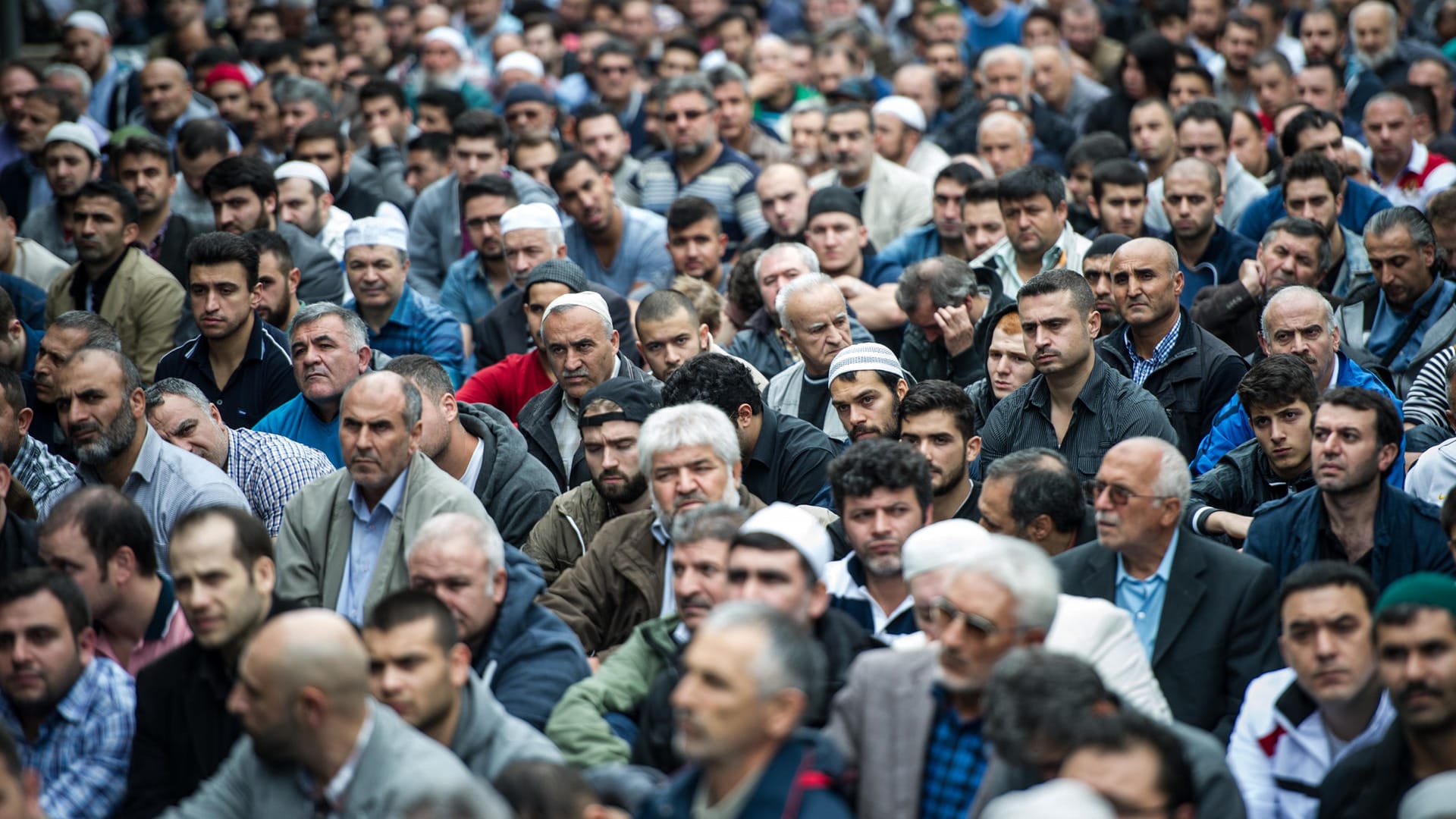 Muslime beten vor der Mevlana Moschee in Berlin gegen Rassismus und Extremismus.