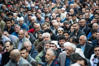 Muslime beten vor der Mevlana Moschee in Berlin gegen Rassismus und Extremismus.