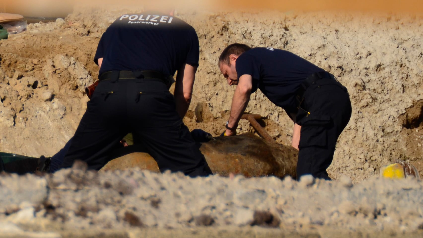 Experten der Polizei bei der Entschärfung der Weltkriegs-Bombe. Die Berliner Innenstadt wurde für den Einsatz großräumig evakuiert, der Bahnverkehr gestoppt.